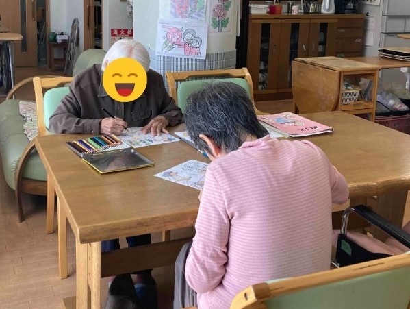 施設内で色塗りの様子